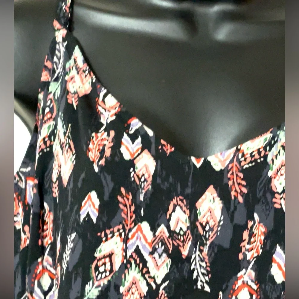 🆕🦋TORRID Feather Print Top🦋 - Picture 6 of 12